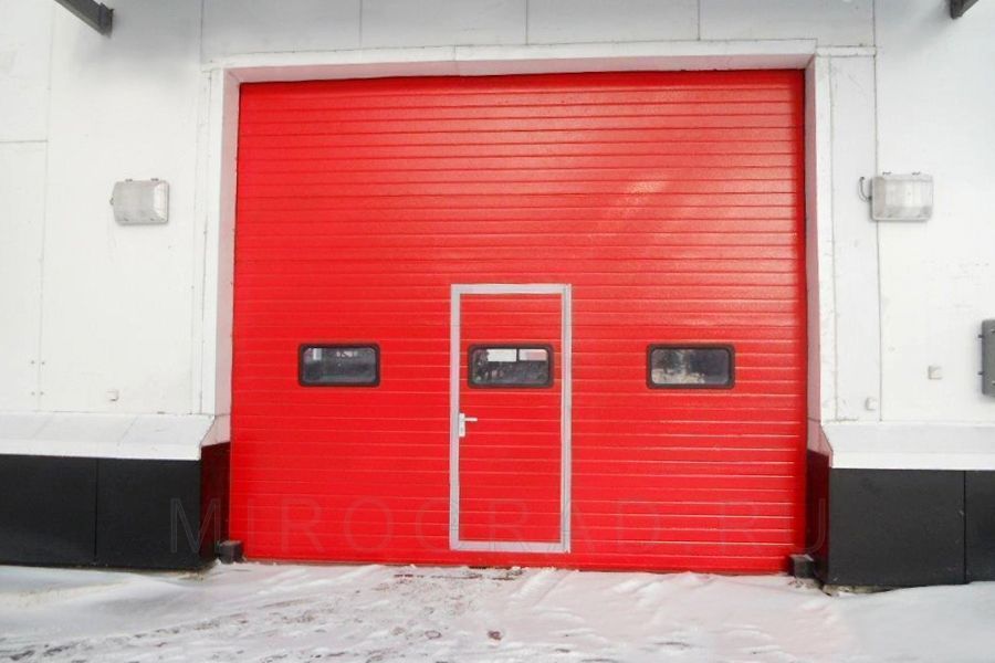 Секционные противопожарные ворота с калиткой красные