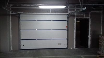 Механические секционные гаражные ворота ALUTECH серии TREND