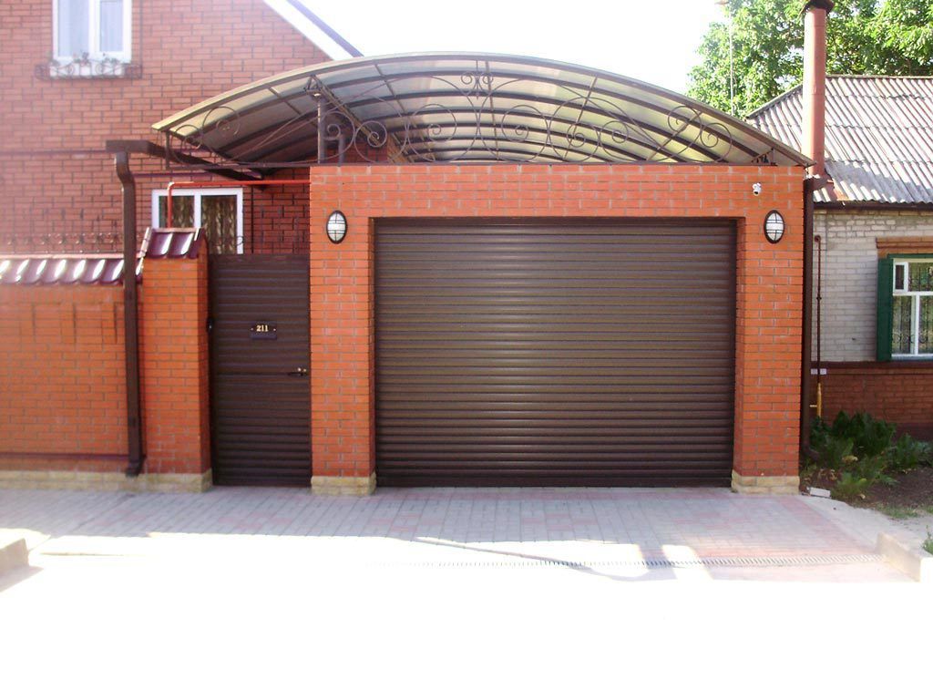 Коричневые рулонные ворота для гаража в загородный дом