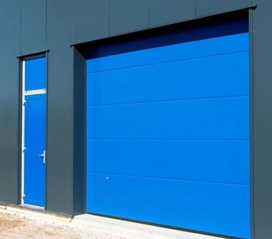 Промышленные ворота DoorHan синего цвета