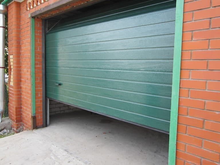 Секционные ворота в гараж зелёные