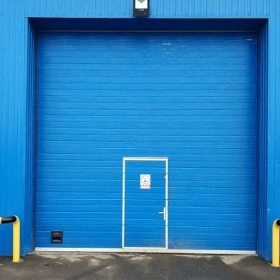 Промышленные синие ворота Doorhan