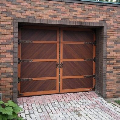 Распашные ворота для гаража коричневые