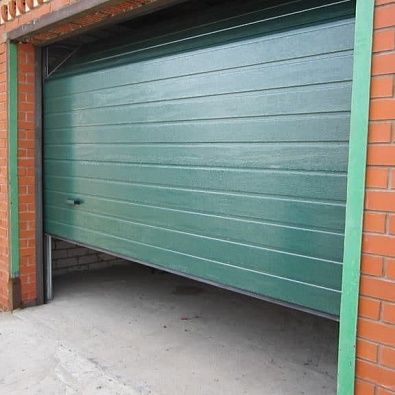 Секционные ворота в гараж зелёные
